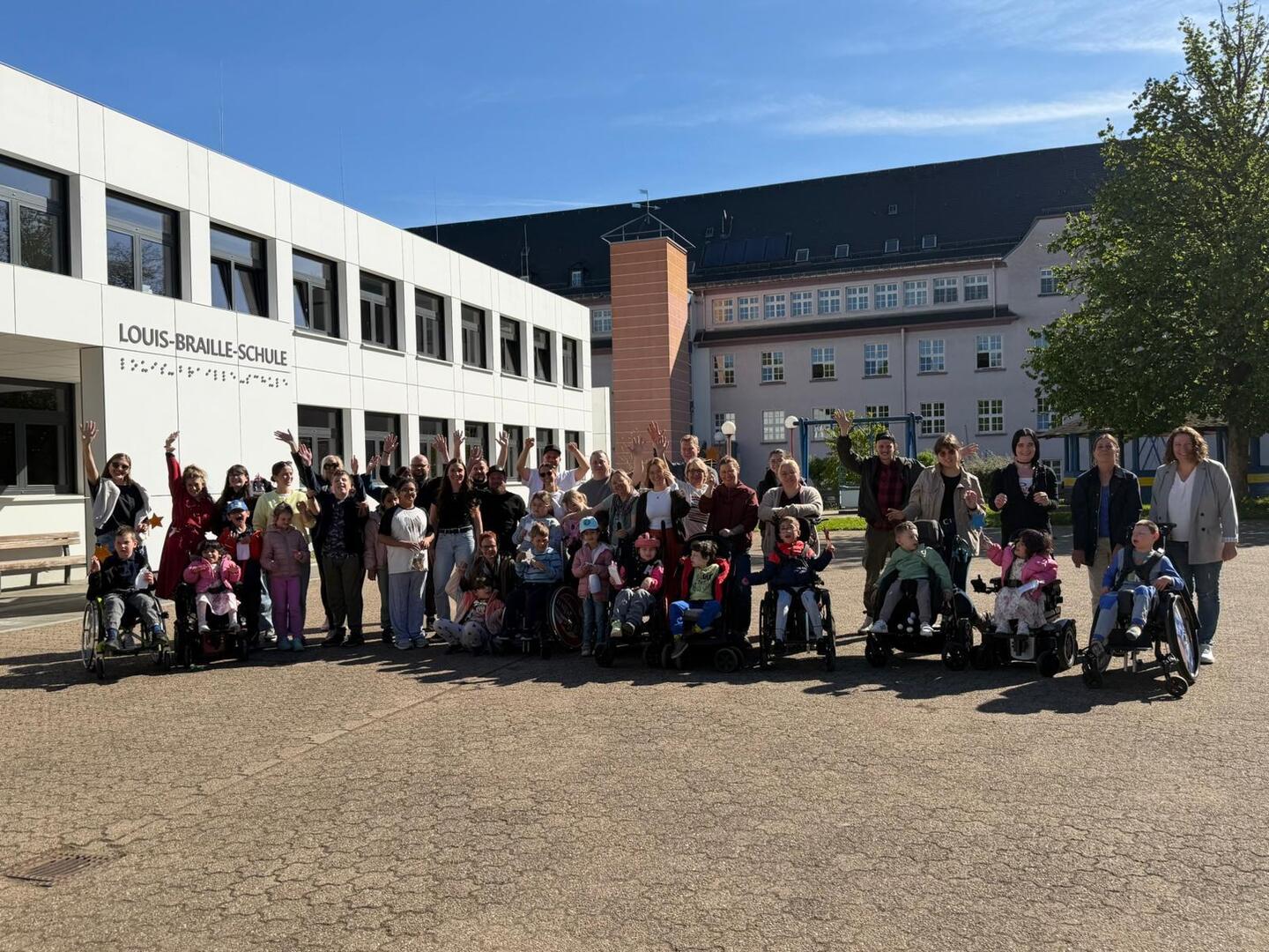 Gruppenfoto%20alle%20gemeinsam%20auf%20dem%20Schulhof